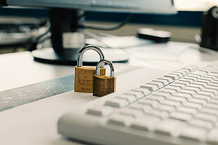 Zwei Schlösser hinter einer Tastatur