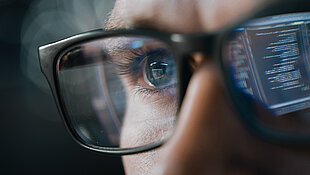 Spiegelung von Code an einer Brille